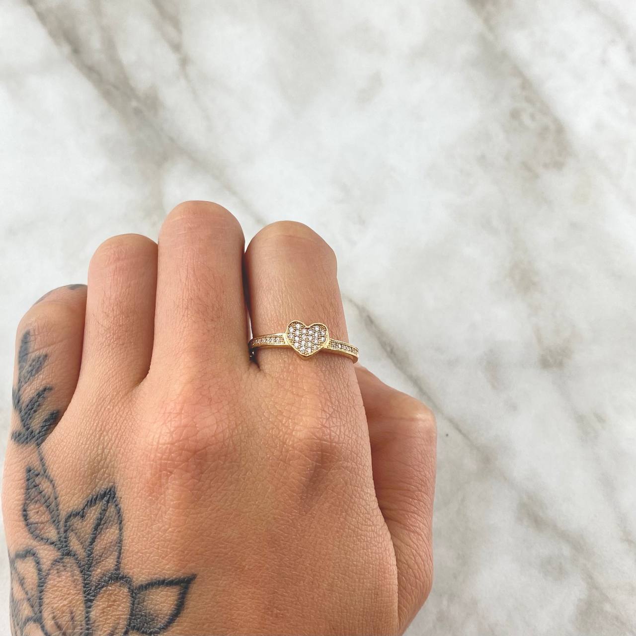 Anillo Corazon Tupido 2.25gr / T8 3/4 / Circones Blancos Oro Amarillo 18K