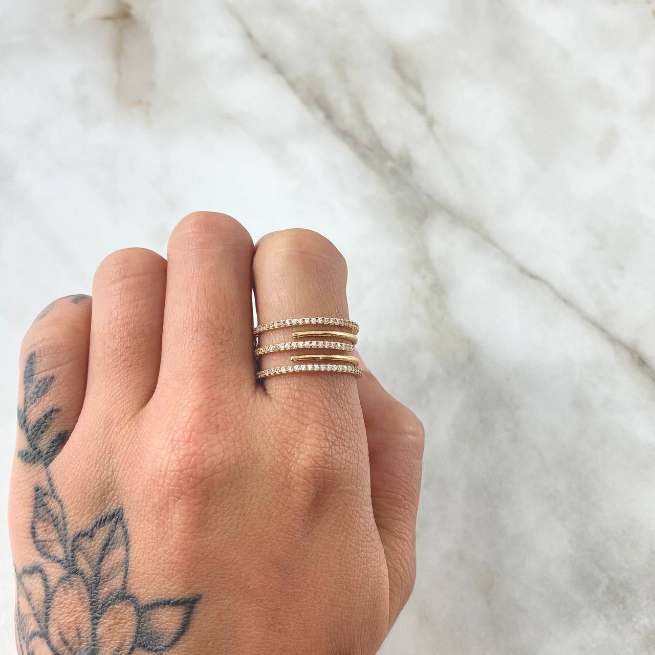 Claw Ring Embraced 3g / T7 3/4 / White Zircons Yellow Gold 18K