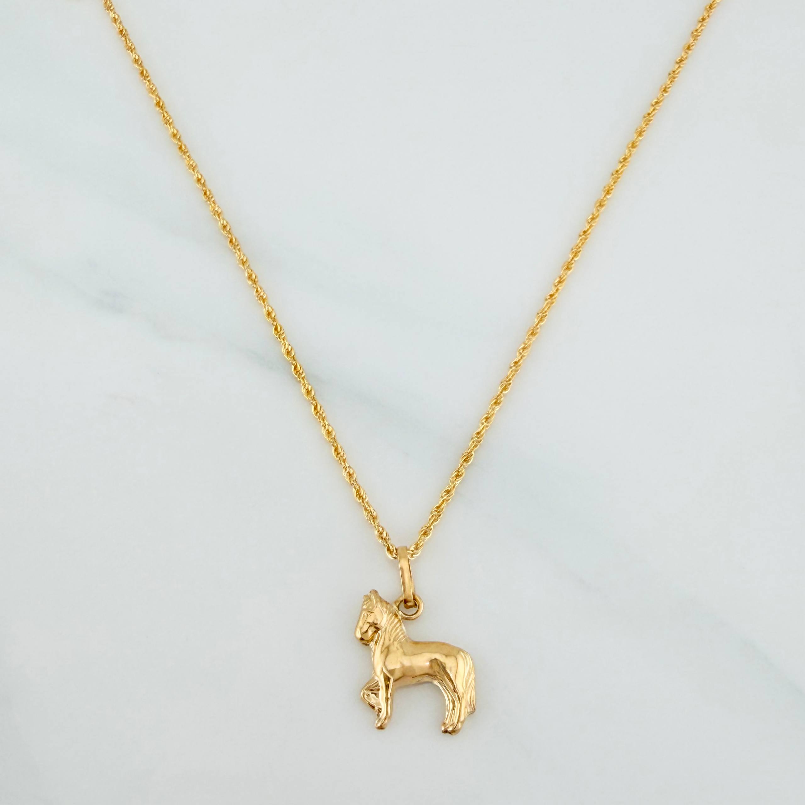 Set Rope Chain + Pendant Horse / 1.7gr / 23 1/2 in Yellow Gold 18K