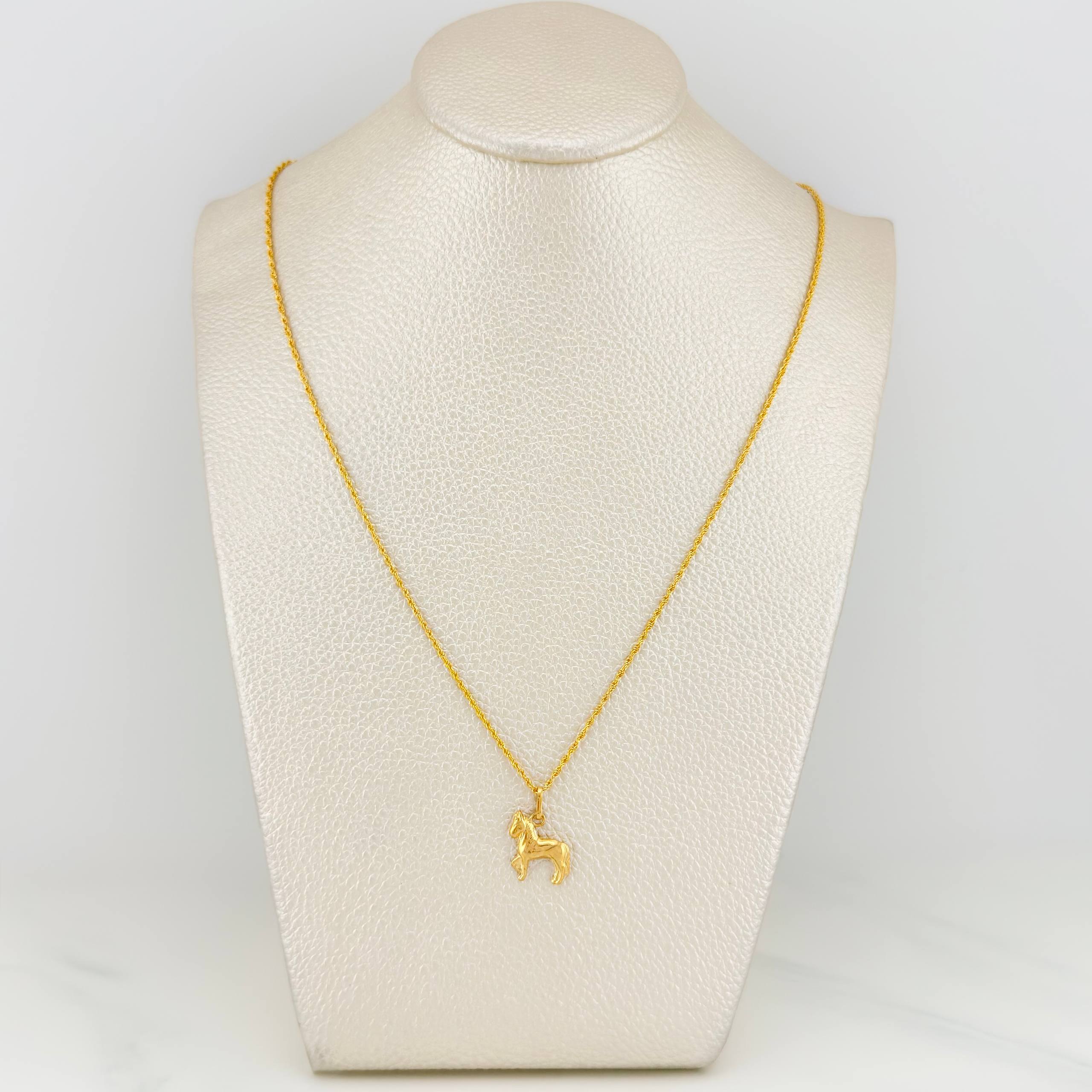 Set Rope Chain + Pendant Horse / 1.7gr / 23 1/2 in Yellow Gold 18K