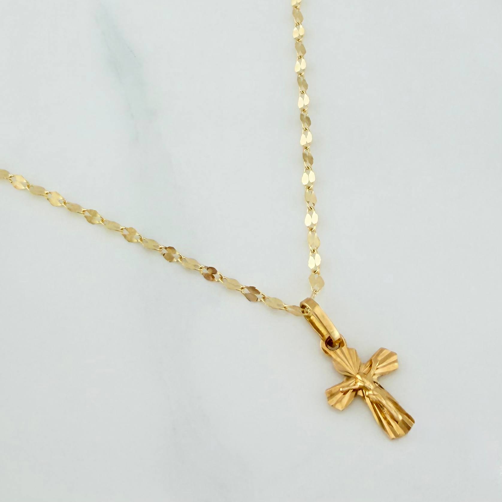 Set Mirror Flower Chain + Pendant Cross Christ / 1.35gr / 18 in Yellow Gold 18K