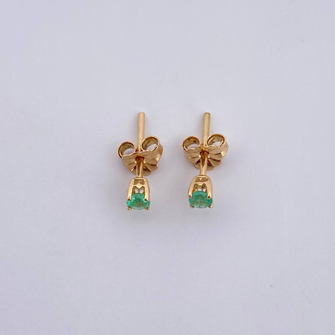 Topos Cuatro Garras 0.8gr / Esmeralda 25 Pts Oro Amarillo 18K (Joya) &