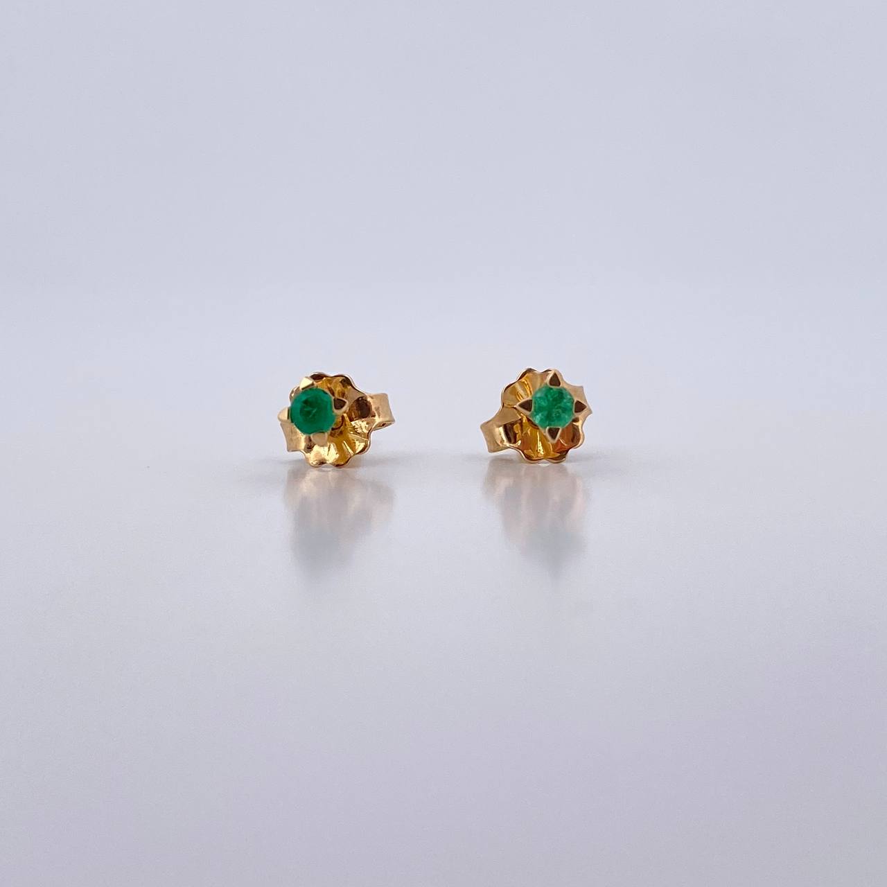 Topos Cuatro Garras 0.85gr / Esmeralda 12 Pts Oro Amarillo 18K (Joya) &