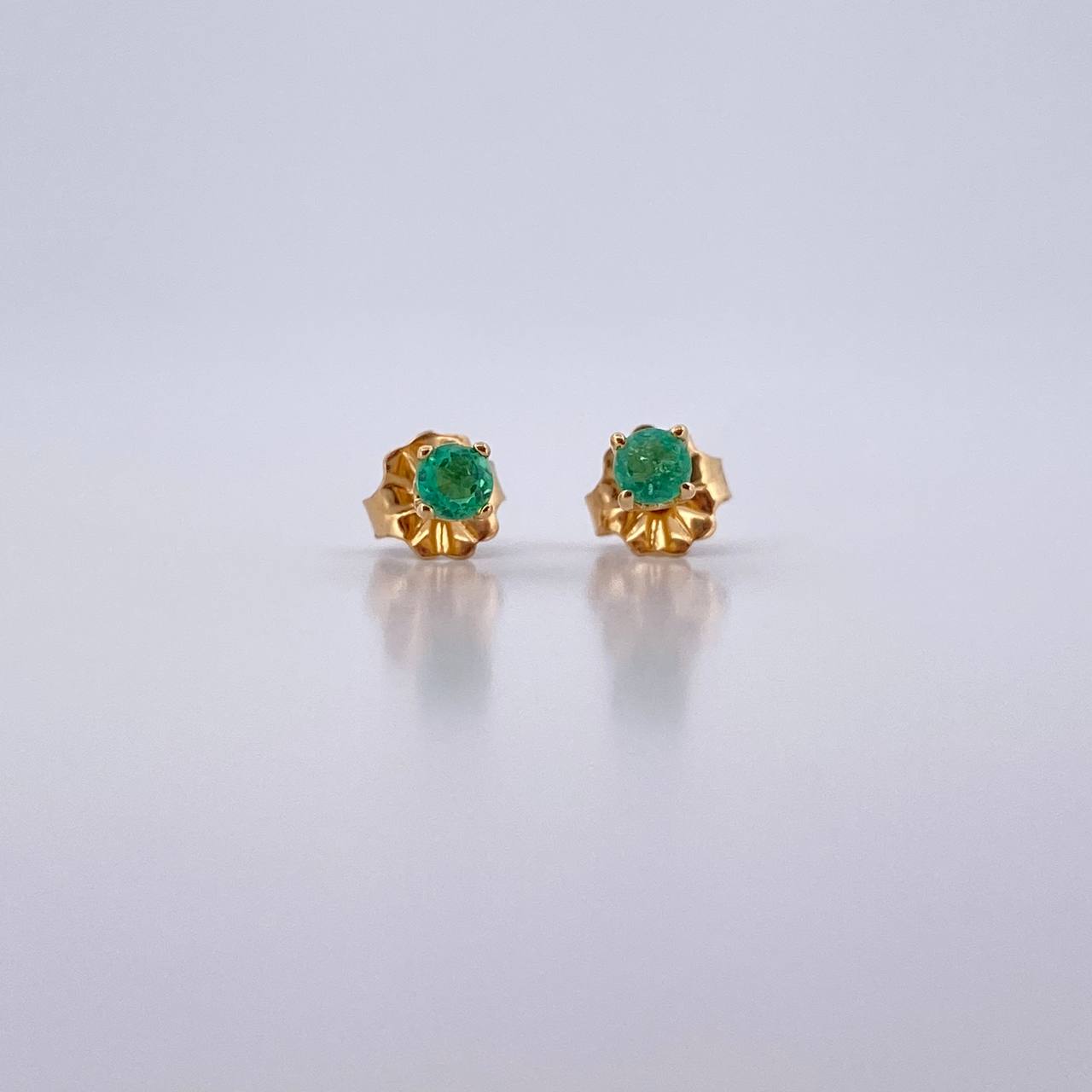 Topos Cuatro Garras 0.8gr / Esmeralda 25 Pts Oro Amarillo 18K (Joya) &