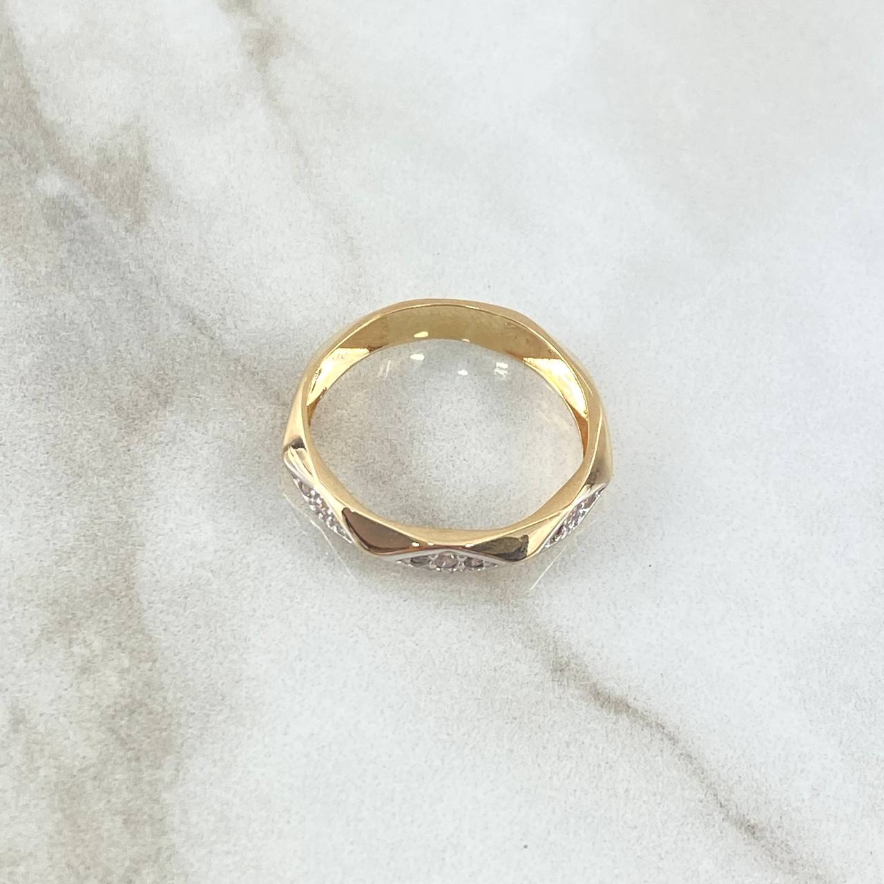 Diamond Patterned Ring 2.55gr / Size 6 3/4 / White Zircons Two-tone 18K Yellow and White Gold