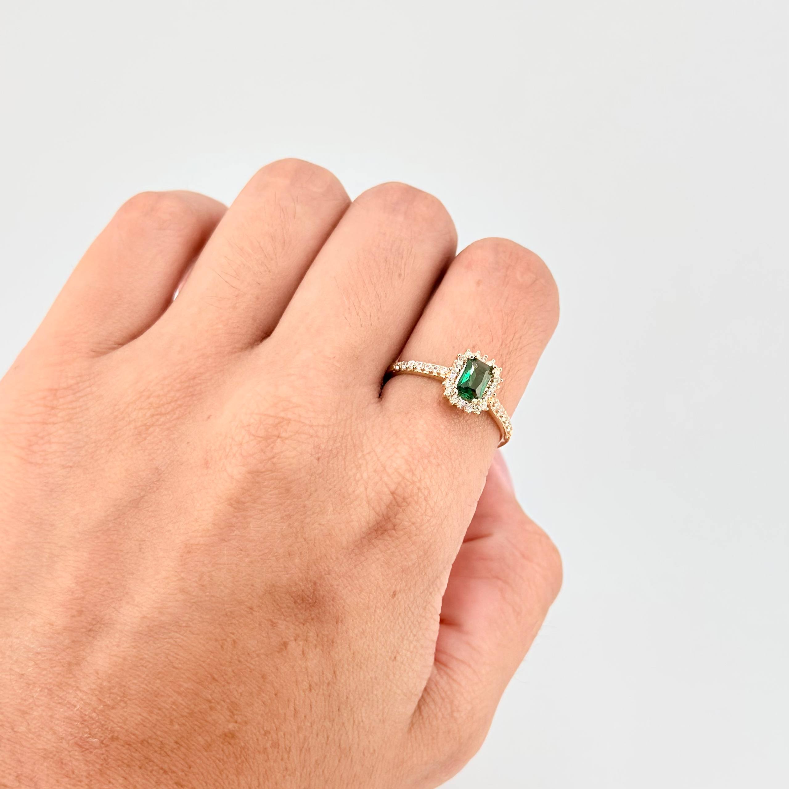 Anillo Solitario Halo Rectangular 2.65g / T8 1/4 Oro Amarillo 18K