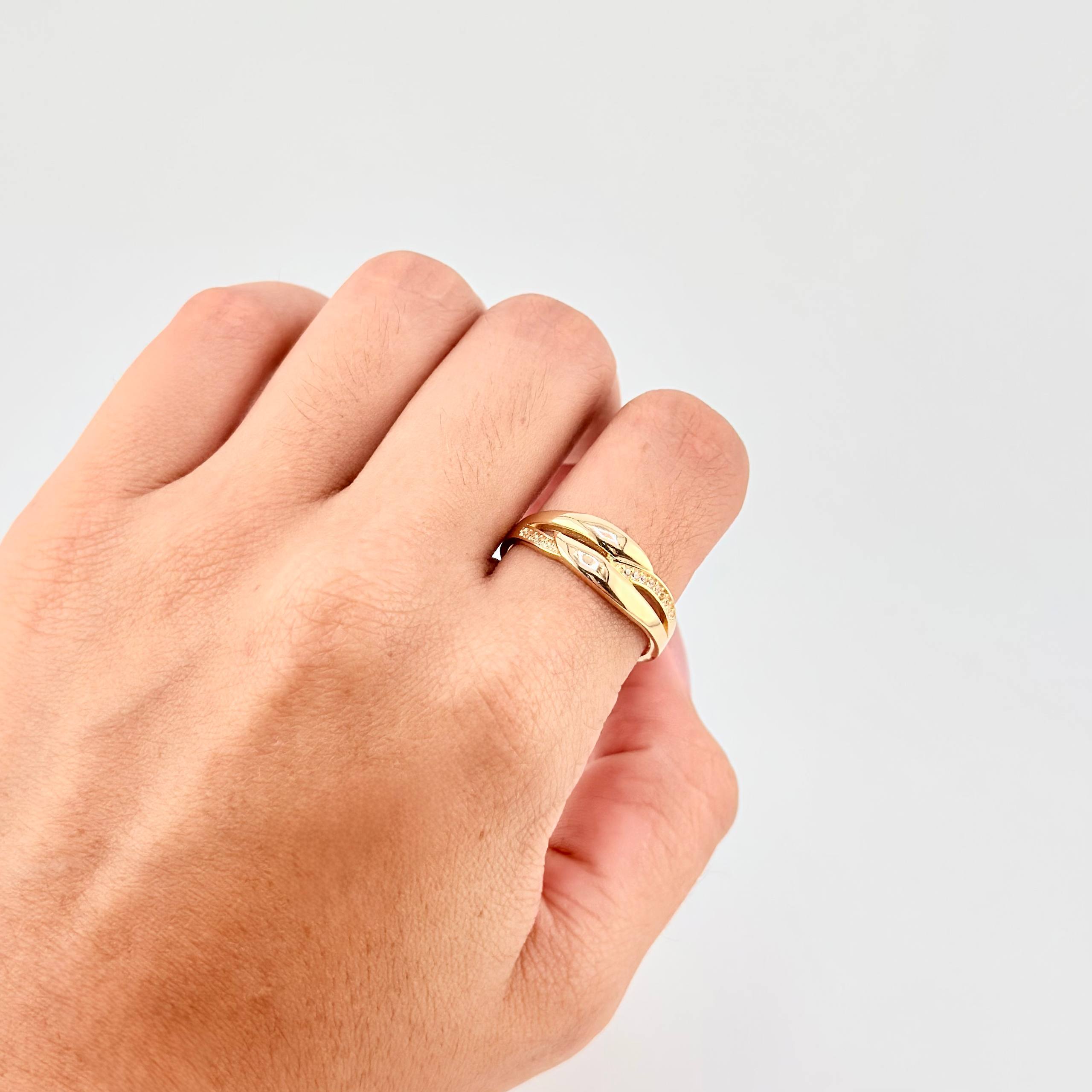 Intertwined Ring 3.75g / Size 5 3/4 Yellow Gold 18K