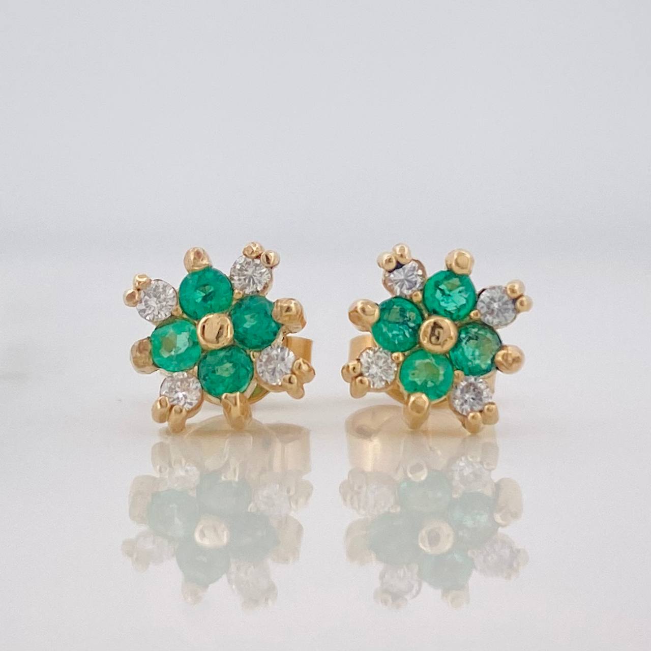 Topos Flor Diamantes 40pts Esmeraldas 15pts 1.75g / in / 7mm Oro Amarillo 18K