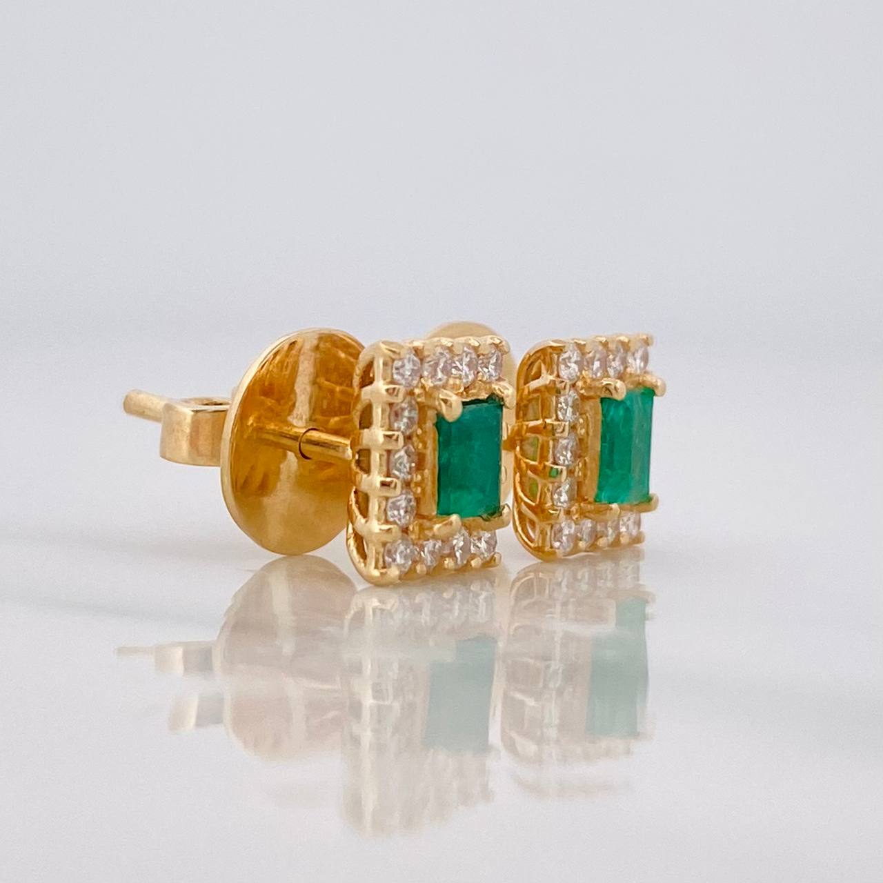 Topos Halo Cuadrado Diamantes 56pts Esmeralda 22pts 3.4g / in / 6.45mm Oro Amarillo 18K