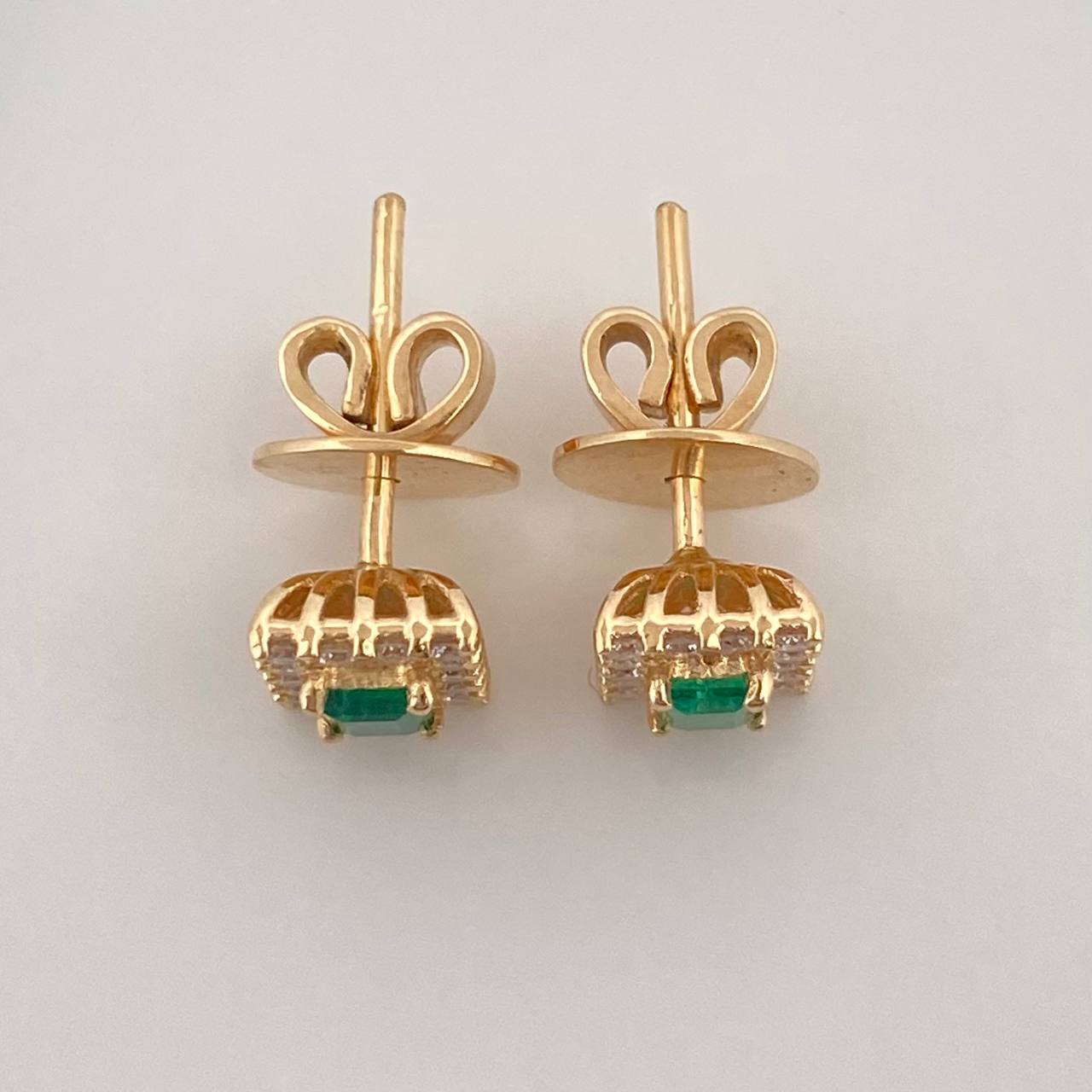 Topos Halo Cuadrado Diamantes 56pts Esmeralda 22pts 3.4g / in / 6.45mm Oro Amarillo 18K