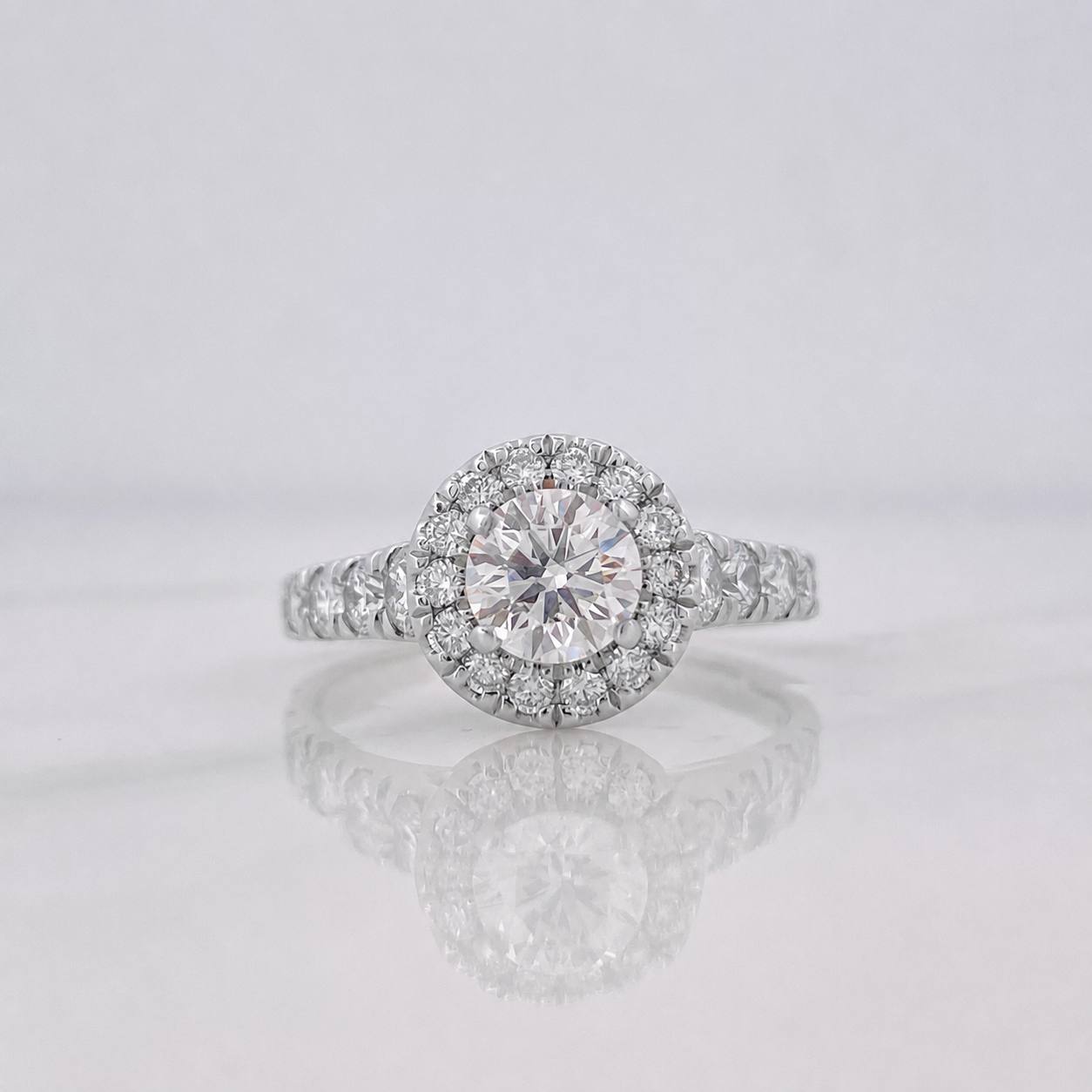 Anillo Halo Solitario Diamantes 1.33qts 3.45g / T7 1/4 Oro Blanco 18K