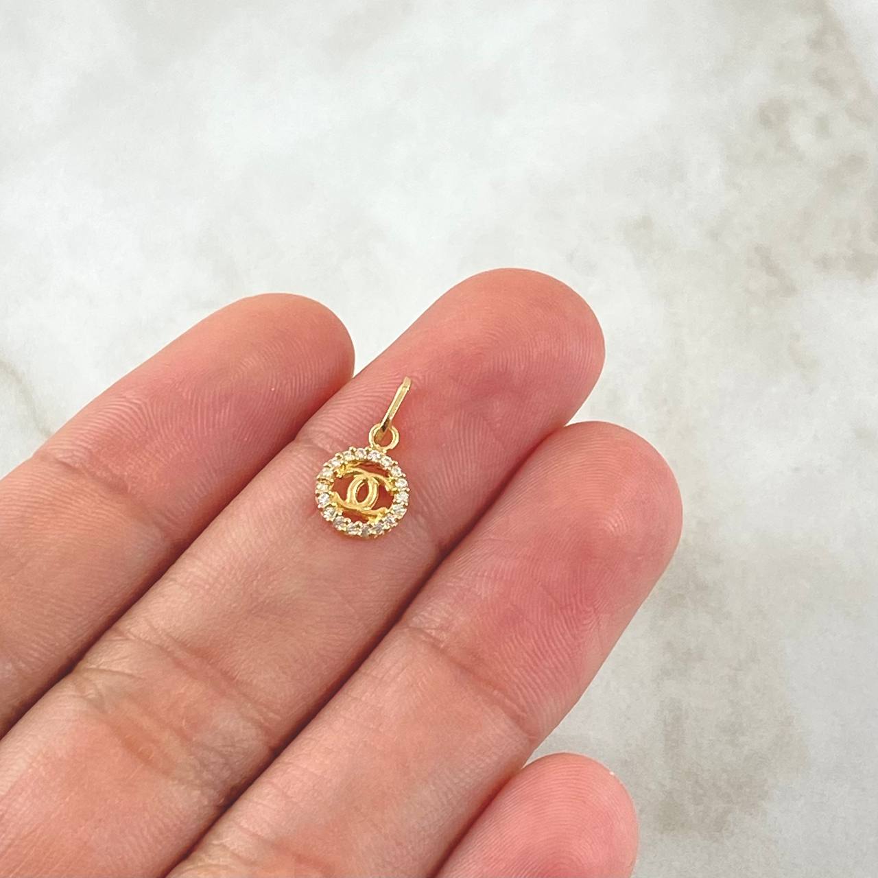 Dije Ola Cruzada 0.4gr / 1.4cm / Circones Blancos Oro Amarillo 18K ©