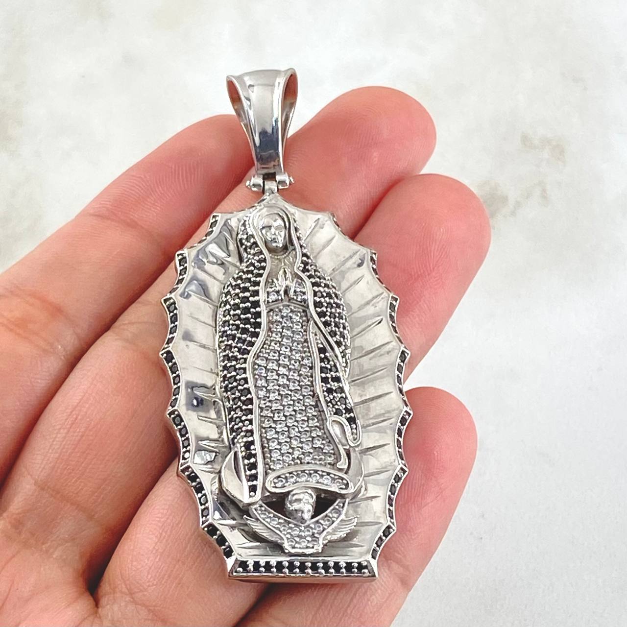 Dije Virgen Guadalupe 15.85gr / 6.5cm / Oro 18K *