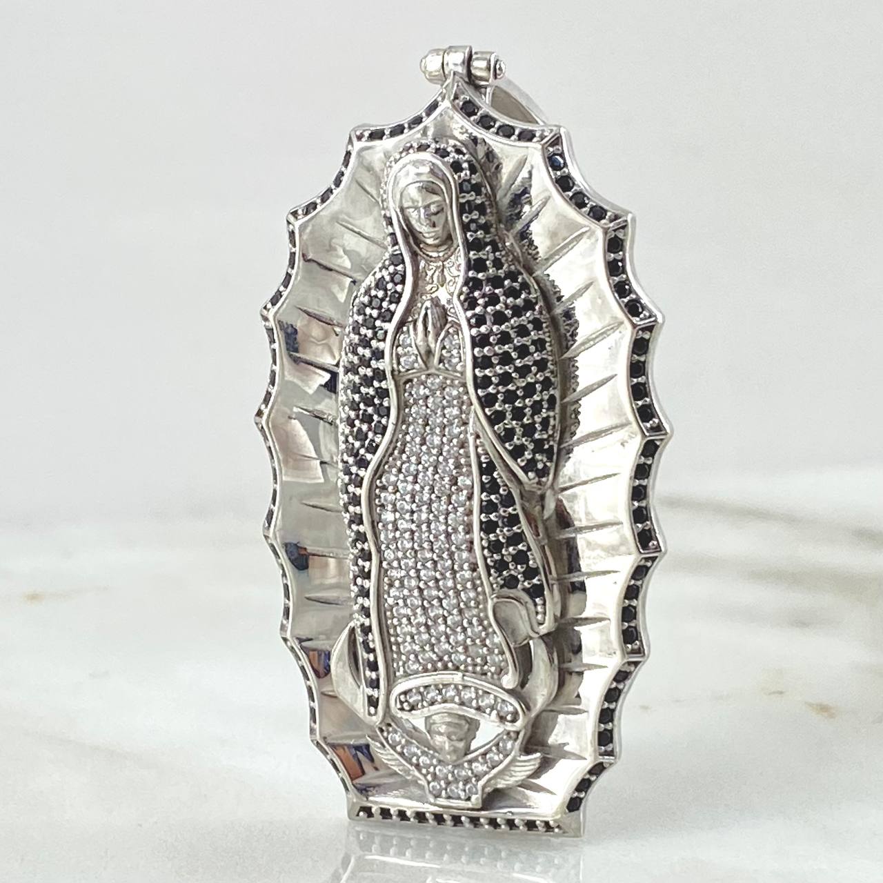Dije Virgen Guadalupe 15.85gr / 6.5cm / Oro 18K *