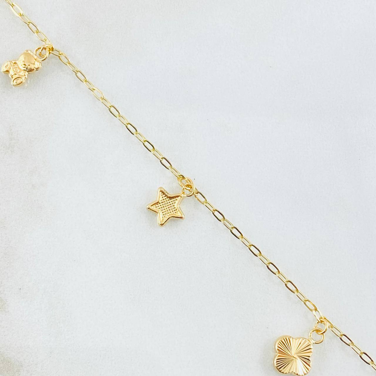 Pulso Aro Seguido Dijes 2.5gr / 7 1/4 in / 1.8mm Oro Amarillo 18K ©