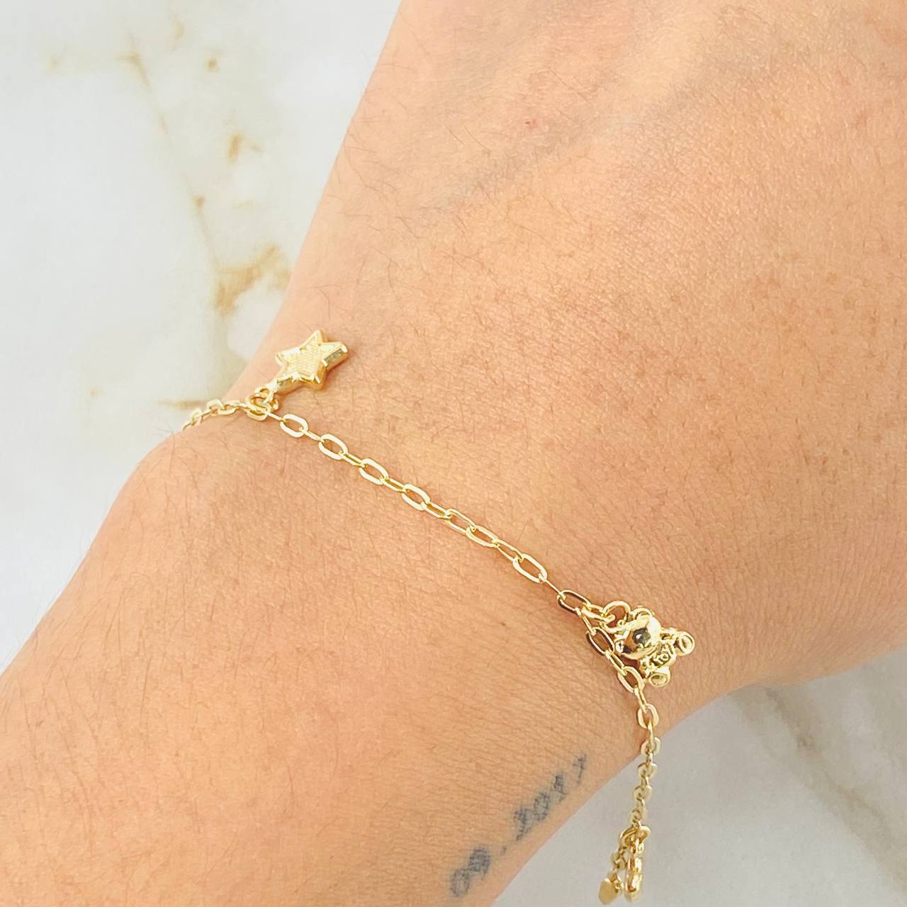 Pulso Aro Seguido Dijes 2.5gr / 7 1/4 in / 1.8mm Oro Amarillo 18K ©