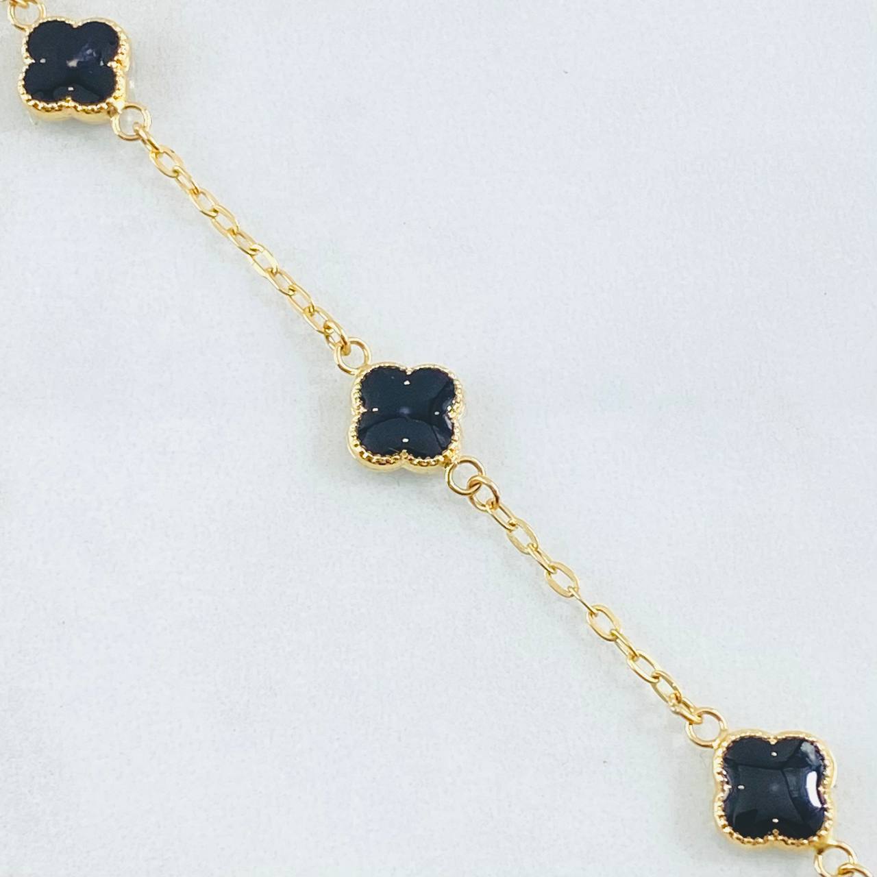 Pulso Trebol Negro 3.45gr / 8 1/2 in / 8mm Oro Amarillo 18K *