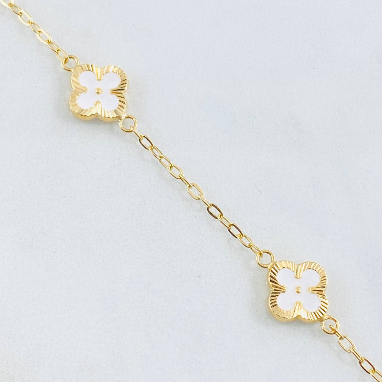 Pulso Trebol Blanco 3gr / 7 3/4 in / 9mm Oro Amarillo 18K *