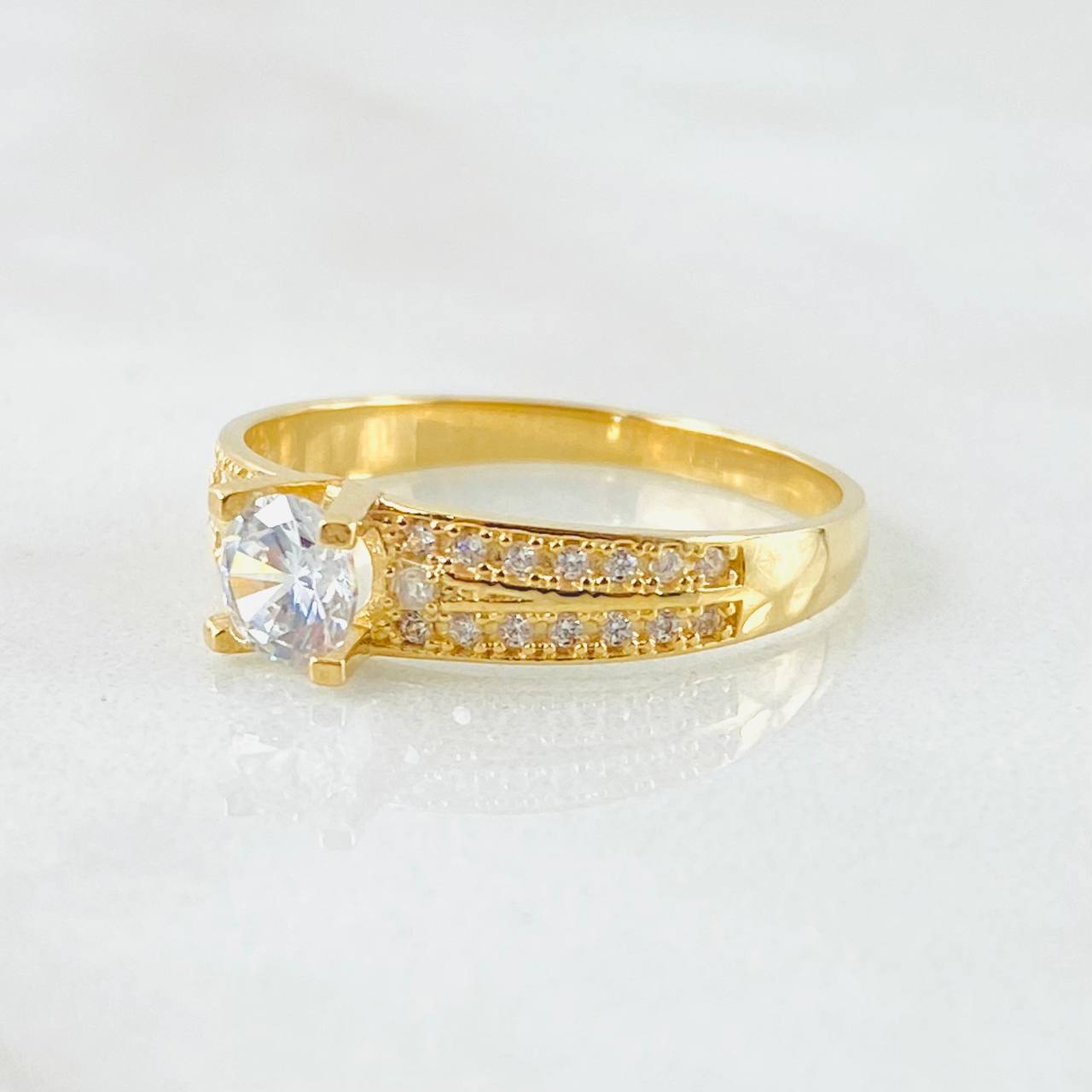 Anillo Solitario 2.85gr / T8 1/4 / Oro Amarillo 18K