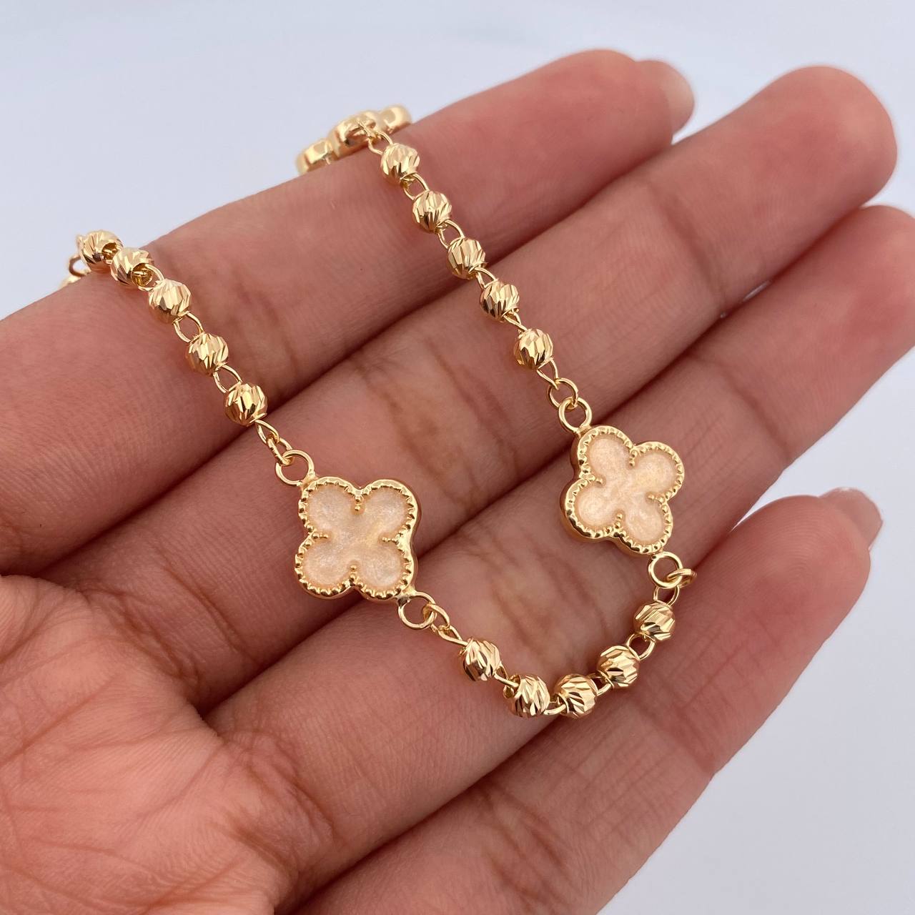 Pulso Trebol Militar 4.25gr / 19cm / 3mm Bolas Diamantadas Electroestatico Beige Oro Amarillo 18K &