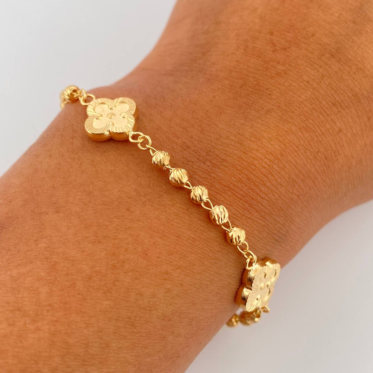 Pulso Trebol Militar 4.6gr / 19cm / 3mm Bolas Diamantadas Oro Amarillo 18K &