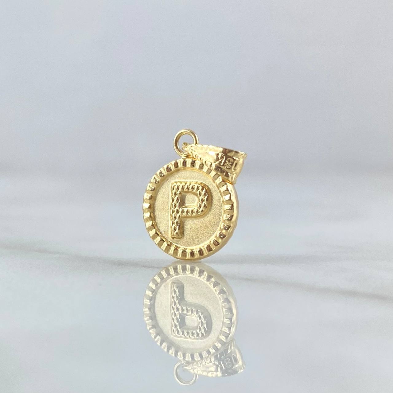 Dije Letra P Mate 0.55gr / 1.5cm / Circulo Cargador Bordeado Oro Amarillo 18K