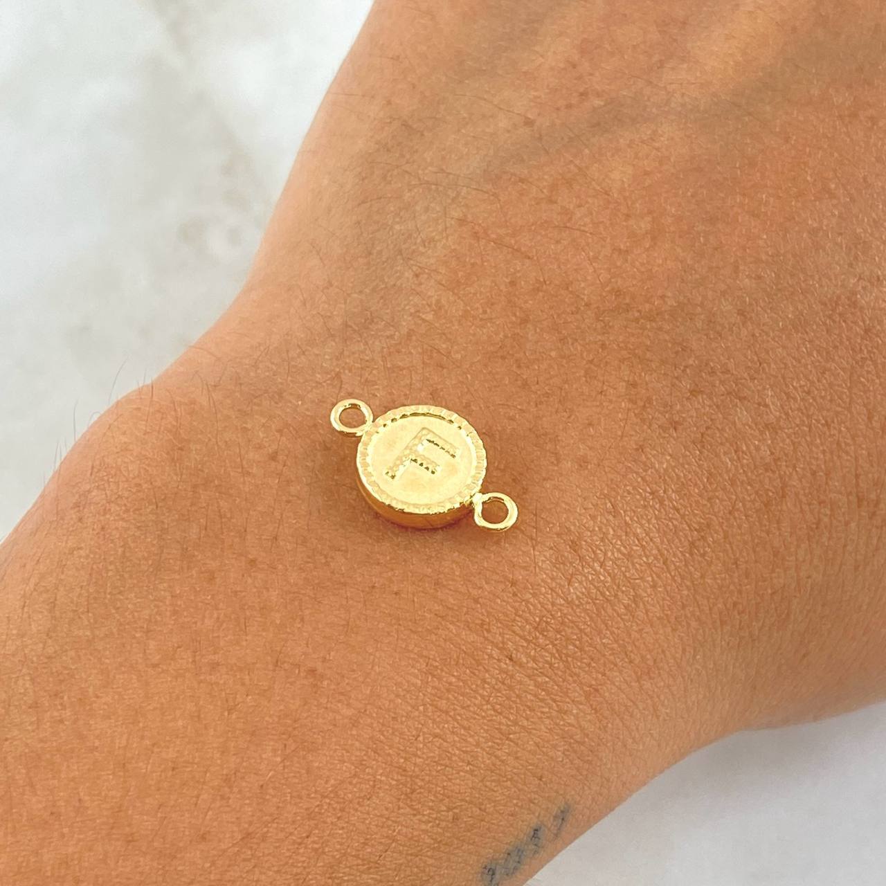 Charm Letter F Matte 0.6gr / 1cm-1.7cm / Yellow Gold 18K Bordered Circle