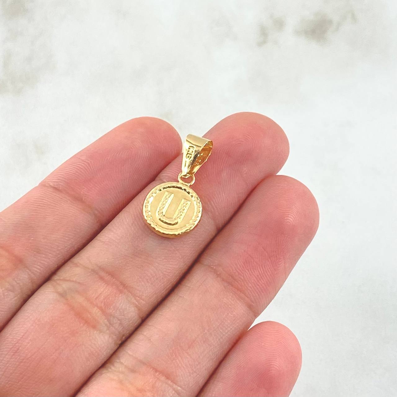 Dije Letra U 0.65gr / 2cm / Circulo Bordeado Oro Amarillo 18K