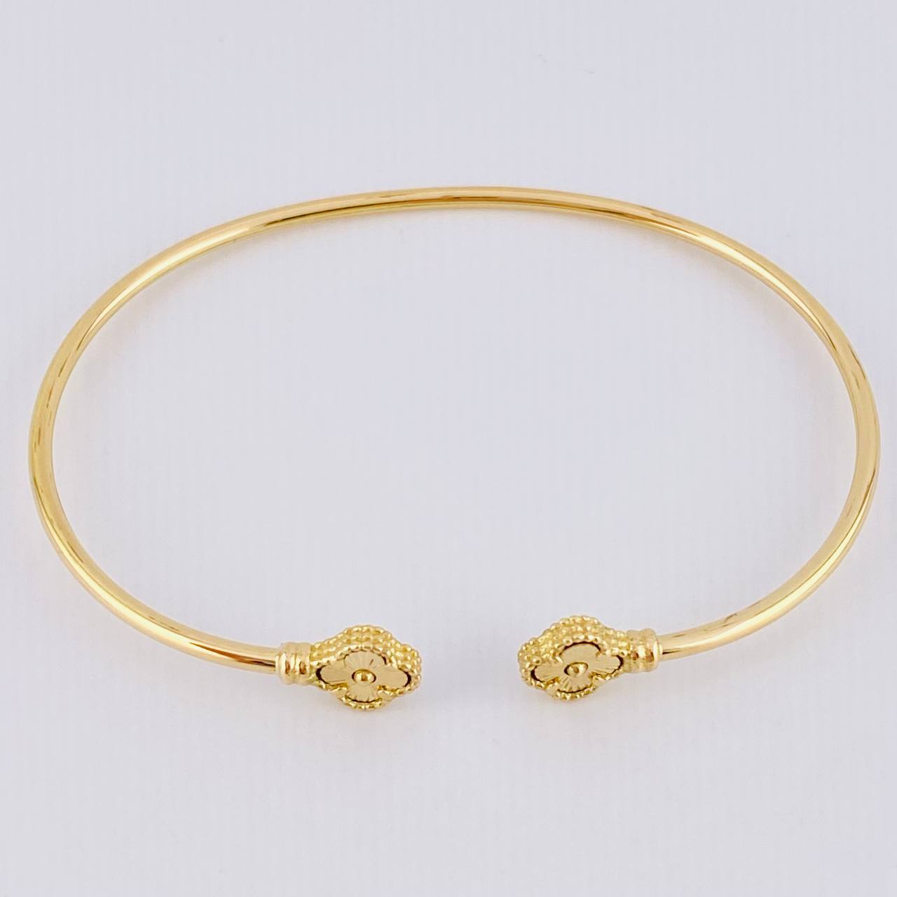 Diamond Cut Clover Hoop Bracelet 3.55 g / 6 3/4 in / 1.8 mm 18K Yellow Gold