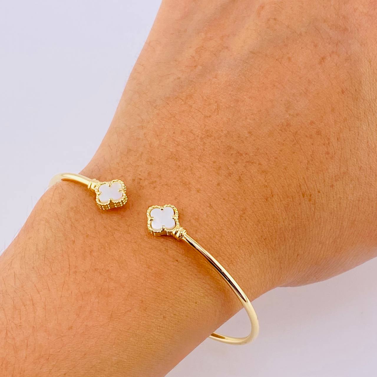 Bracelet Hoop Clover White Mother-of-Pearl 3.5 g / 6 3/4 in / 3.7 mm Yellow Gold 18K