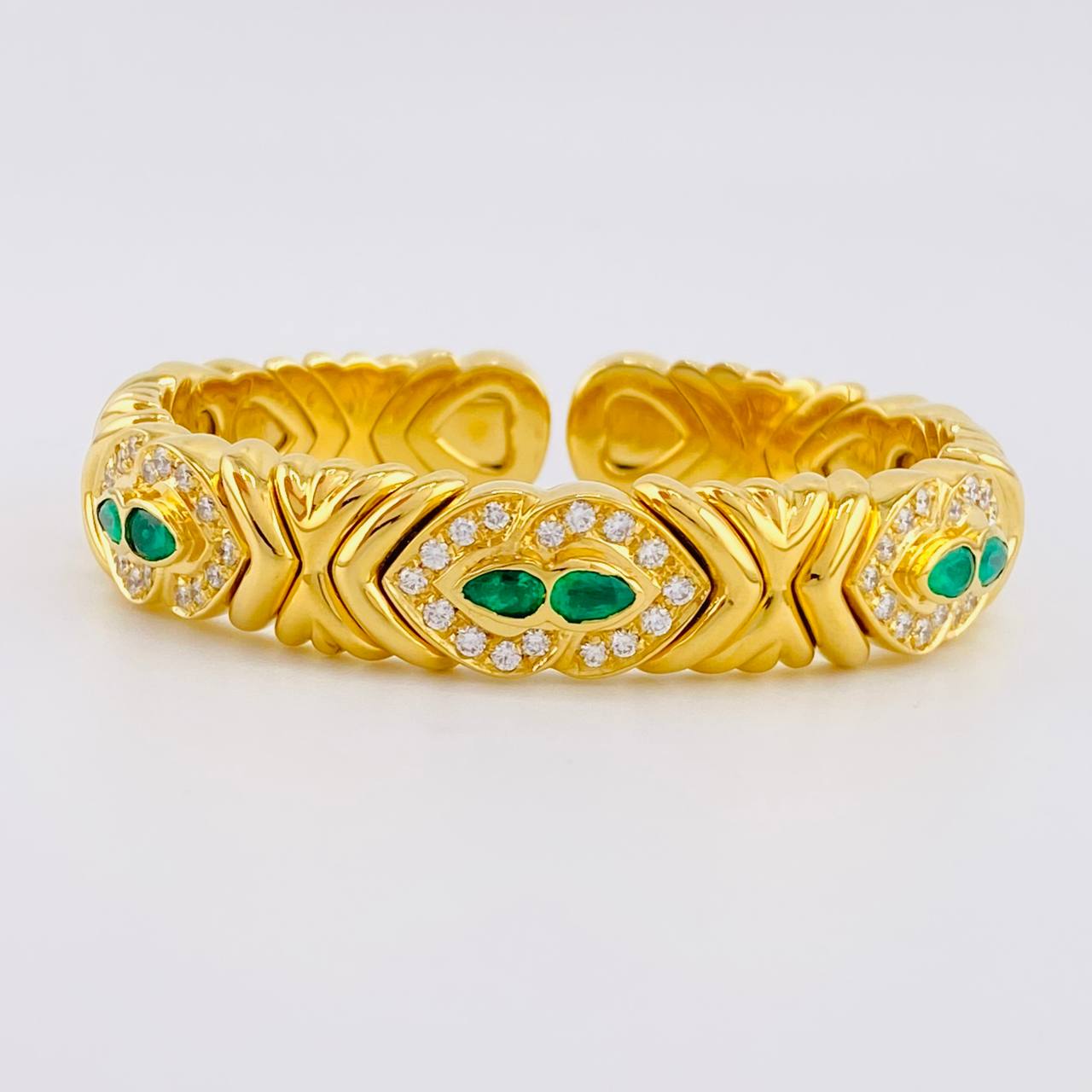 Bracelet Intertwined Hearts Diamonds 2.17 carats Emeralds 96 points 59.65g / 6 in / 11.8mm Yellow Gold 18K