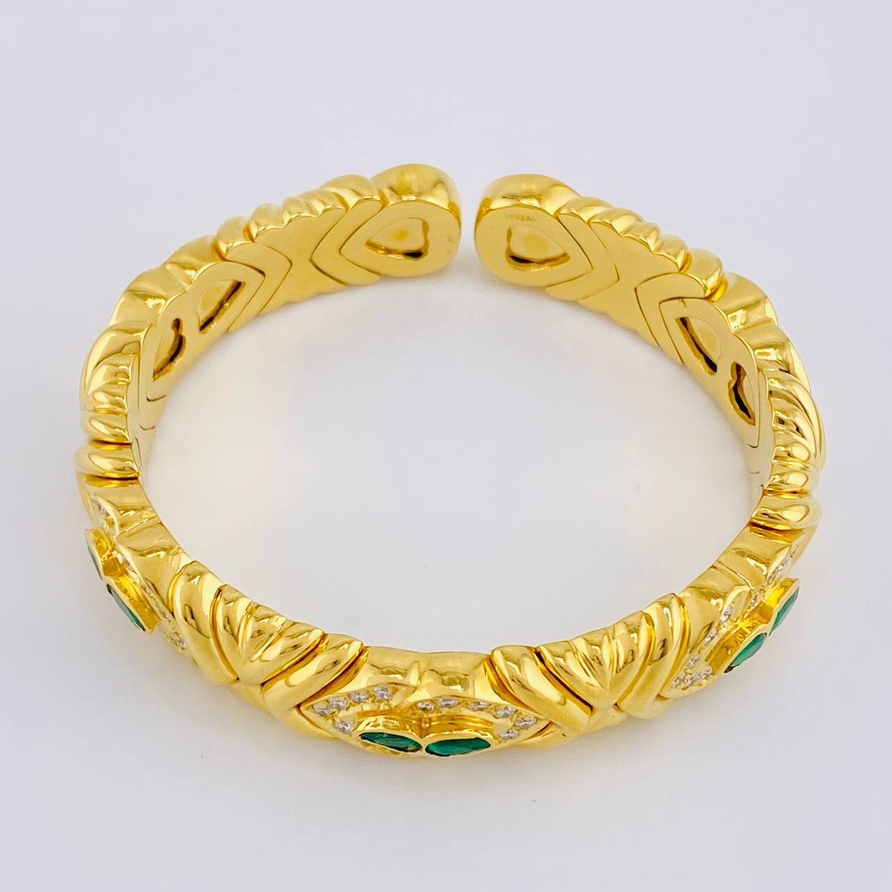 Bracelet Intertwined Hearts Diamonds 2.17 carats Emeralds 96 points 59.65g / 6 in / 11.8mm Yellow Gold 18K