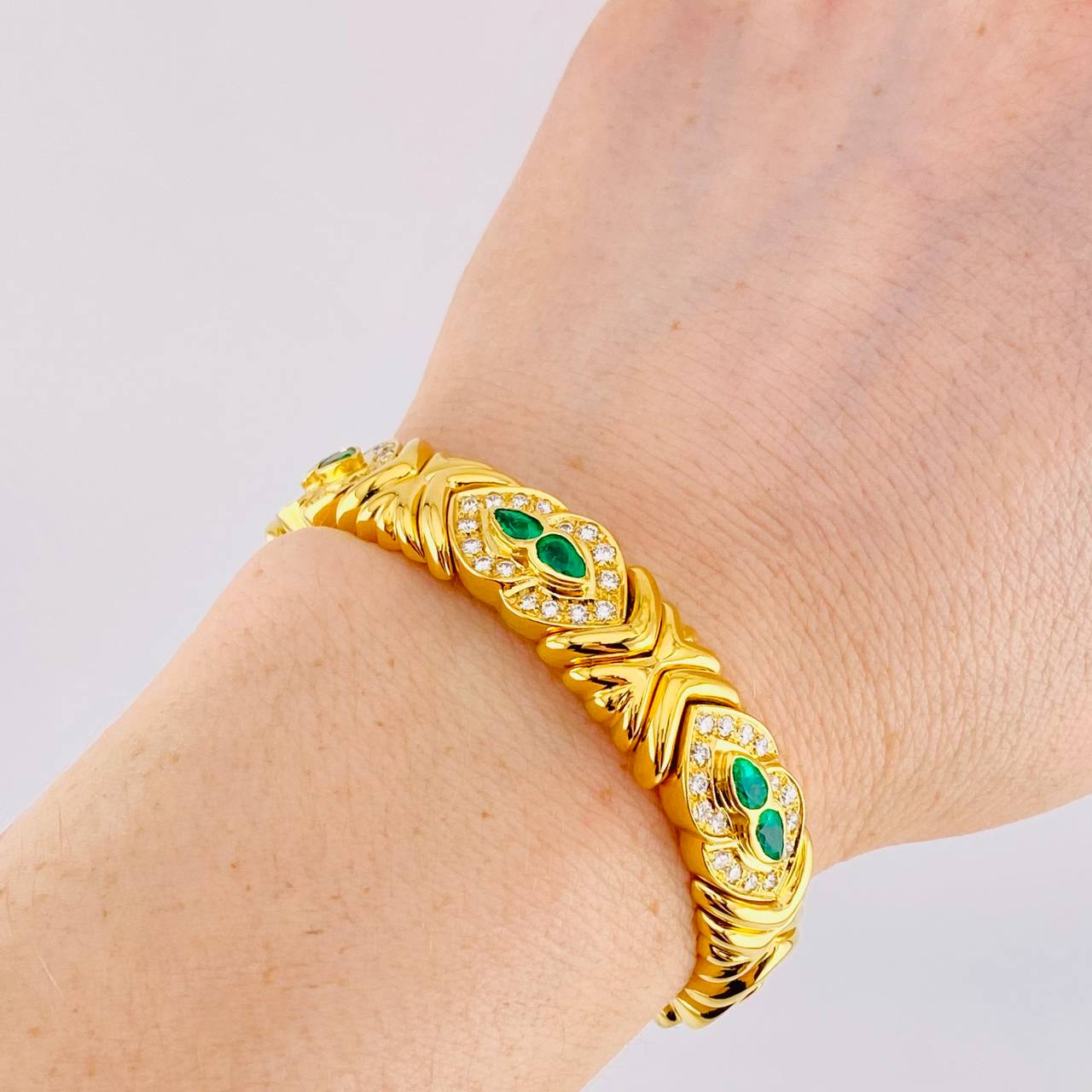 Bracelet Intertwined Hearts Diamonds 2.17 carats Emeralds 96 points 59.65g / 6 in / 11.8mm Yellow Gold 18K