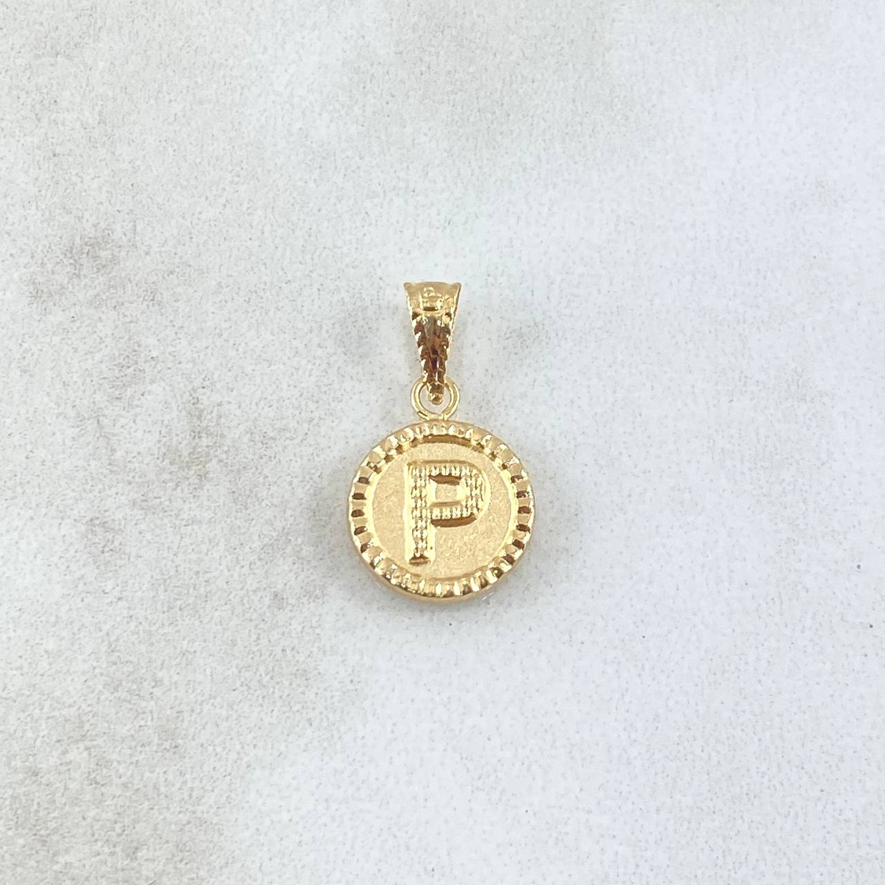 Dije Letra P Mate 0.55gr / 1.5cm / Circulo Cargador Bordeado Oro Amarillo 18K
