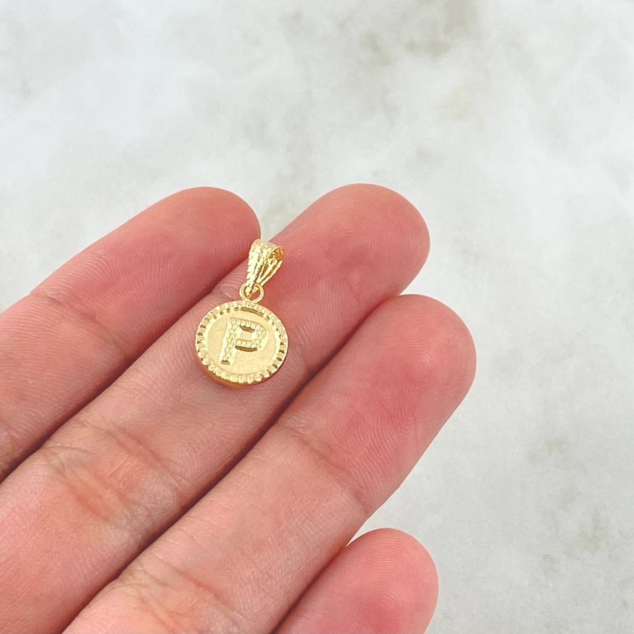 Dije Letra P Mate 0.55gr / 1.5cm / Circulo Cargador Bordeado Oro Amarillo 18K