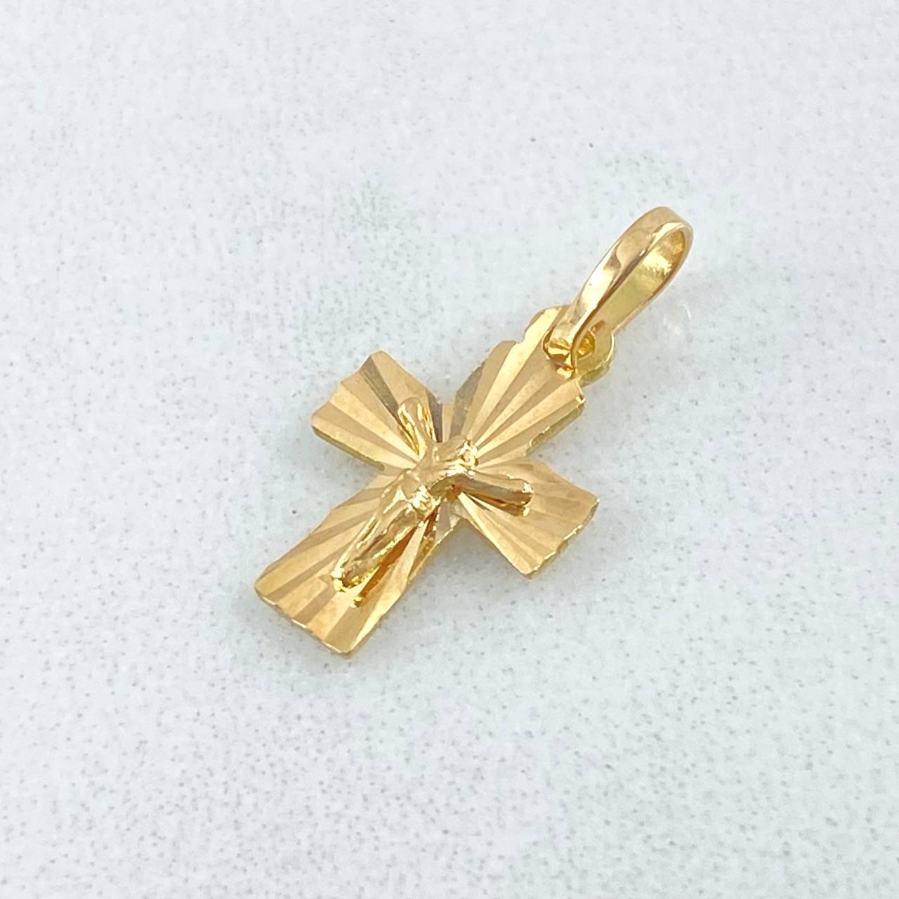 Dije Cruz Cristo 0.6 g / 1/2 in Oro Amarillo 18K