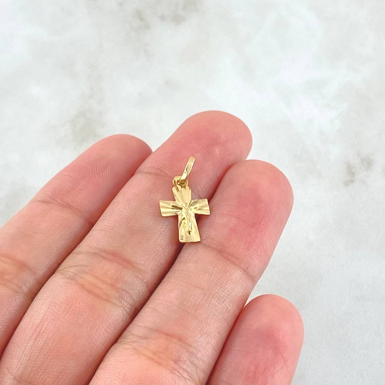 Dije Cruz Cristo 0.6 g / 1/2 in Oro Amarillo 18K