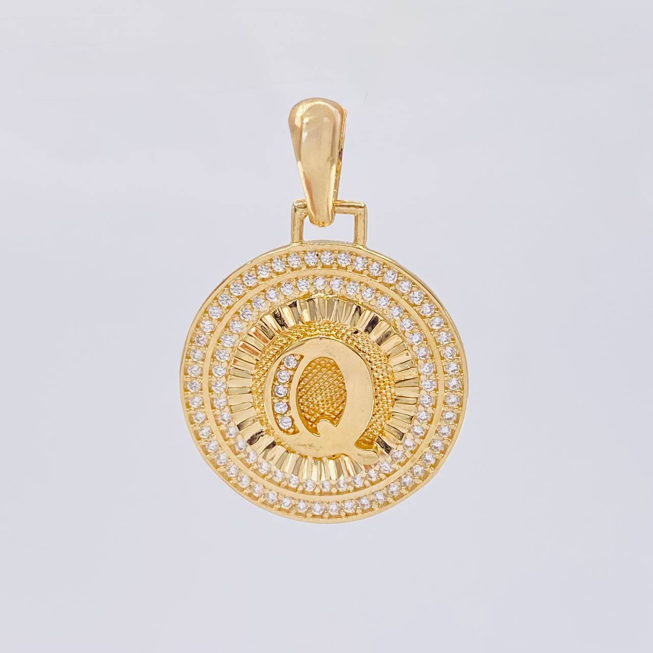 Dije Medalla Letra Q 4.65 g / 1 1/4 in Oro Amarillo 18K