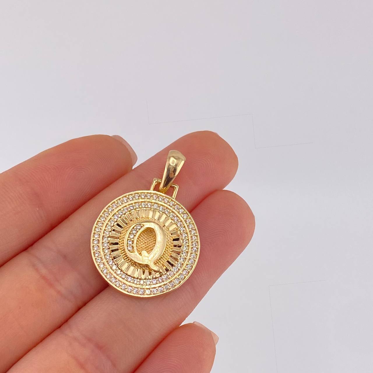 Dije Medalla Letra Q 4.7 g / 1 1/4 in Oro Amarillo 18K