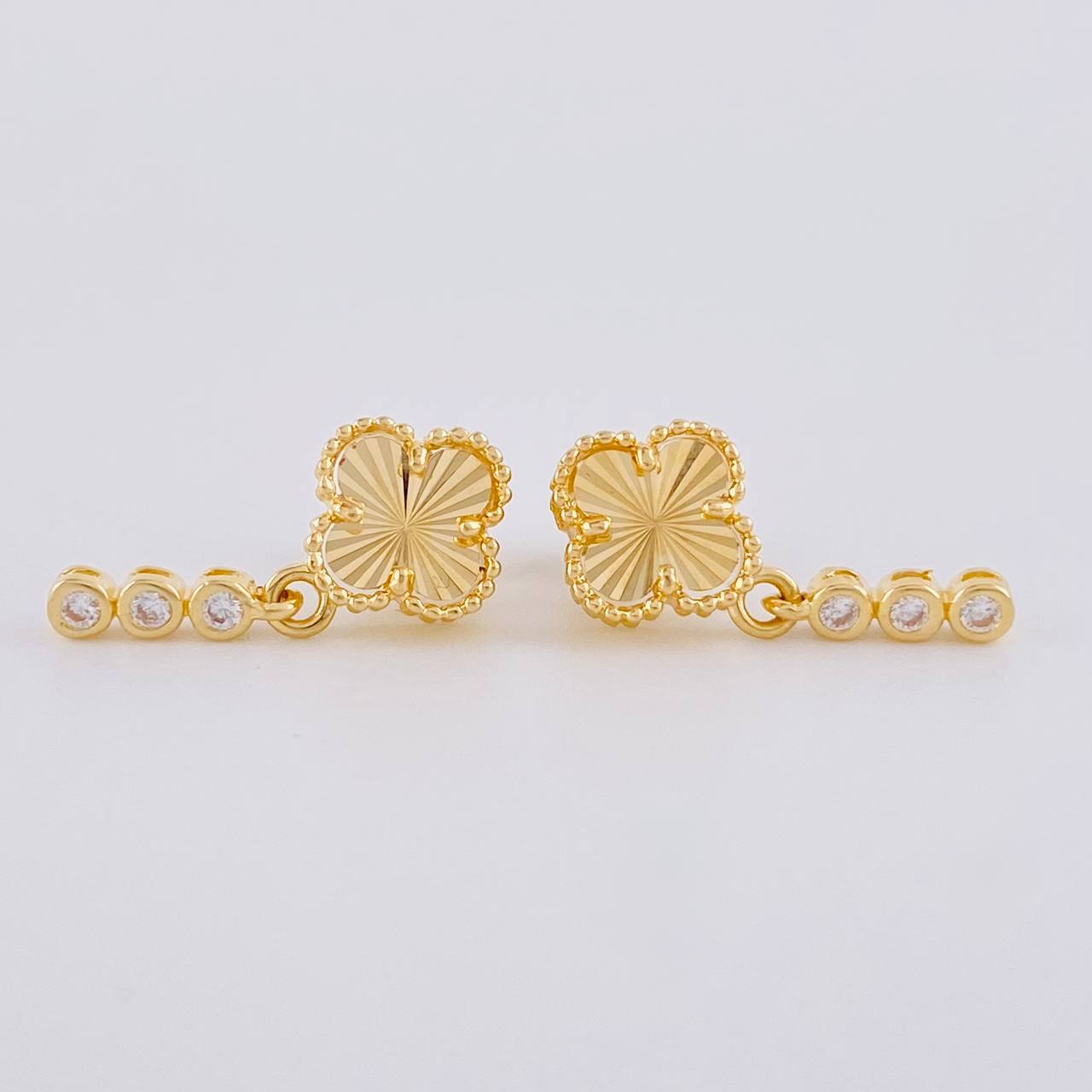 Diamond Cut Clover Stud Earrings Pendants 2.9 g / in / 20 mm Yellow Gold 18K
