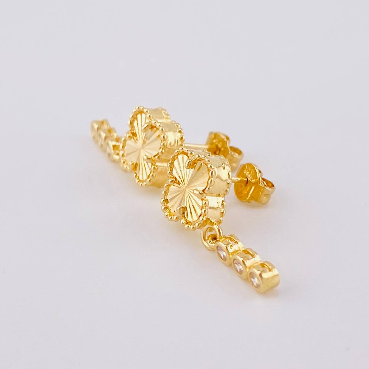 Diamond Cut Clover Stud Earrings Pendants 2.9 g / in / 20 mm Yellow Gold 18K