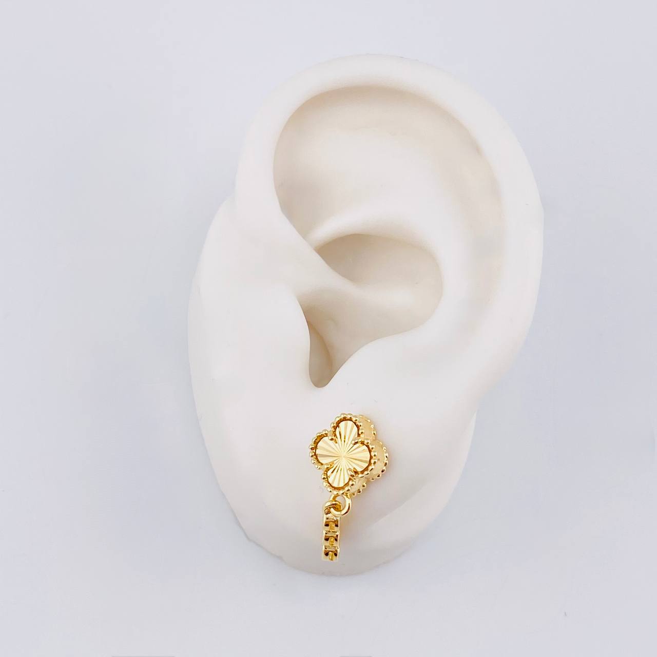 Diamond Cut Clover Stud Earrings Pendants 2.9 g / in / 20 mm Yellow Gold 18K