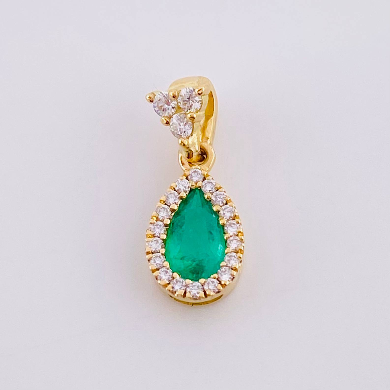 Pendant Rocío de Luz Esmeralda 0.69pts Diamond 0.31pts 1.7g / 3/4 in 18K Yellow Gold