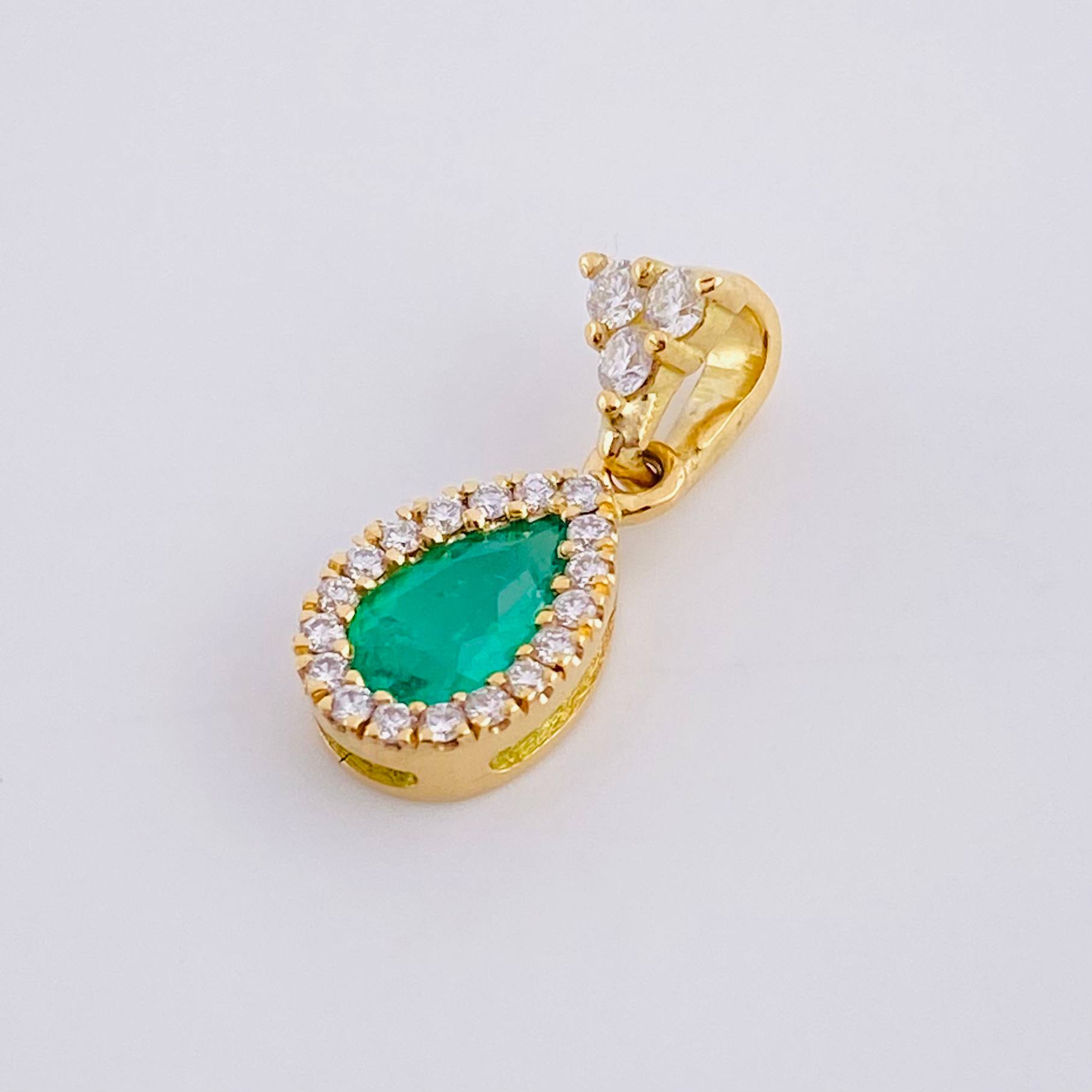 Pendant Rocío de Luz Esmeralda 0.69pts Diamond 0.31pts 1.7g / 3/4 in 18K Yellow Gold