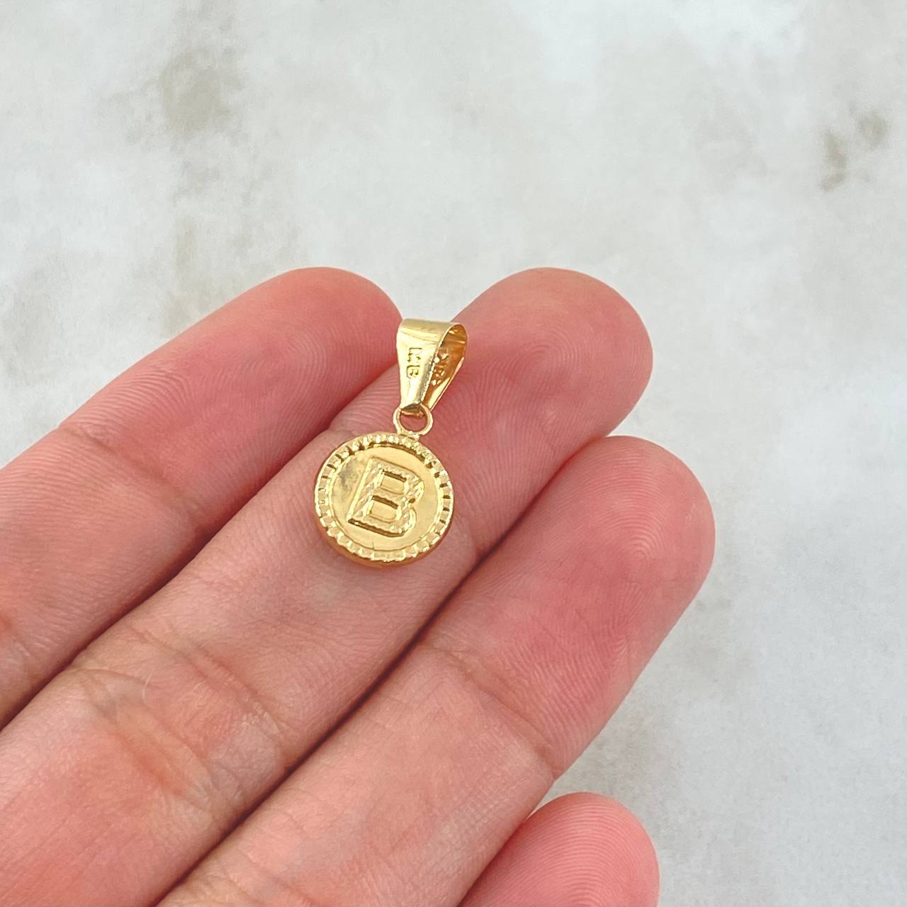 Dije Letra B 0.6gr / 2cm / Circulo Bordeado Oro Amarillo 18K
