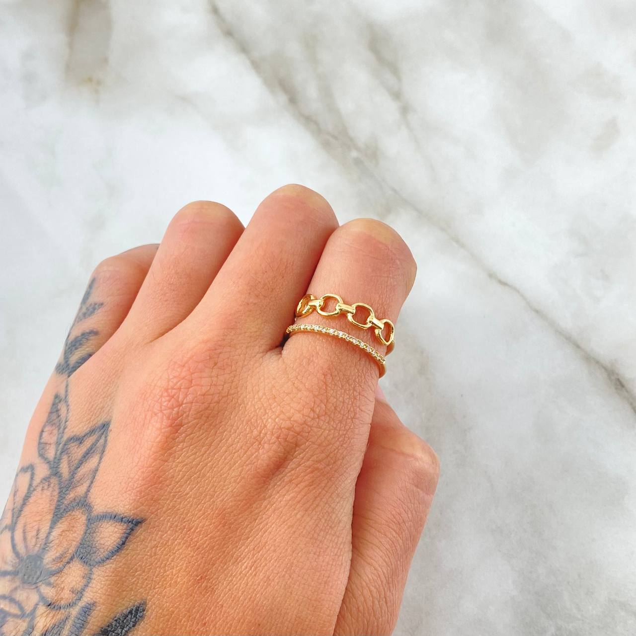 Anillo Roll-On Lineal 2.85gr / T5 3/4 / Circones Blancos Oro Amarillo 18K *