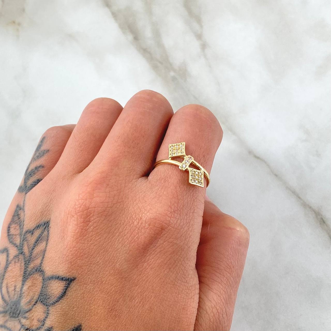 Parallel Robbery Ring 1.7gr / T6 1/2 / White Zircons Yellow Gold 18K ©