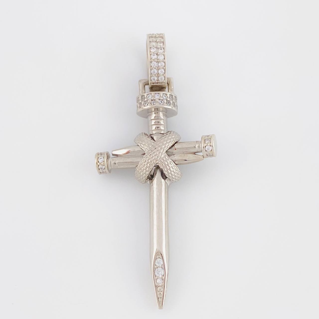 Dije Cruz Clavo 5.4g / 1 3/4 in Oro Blanco 18K