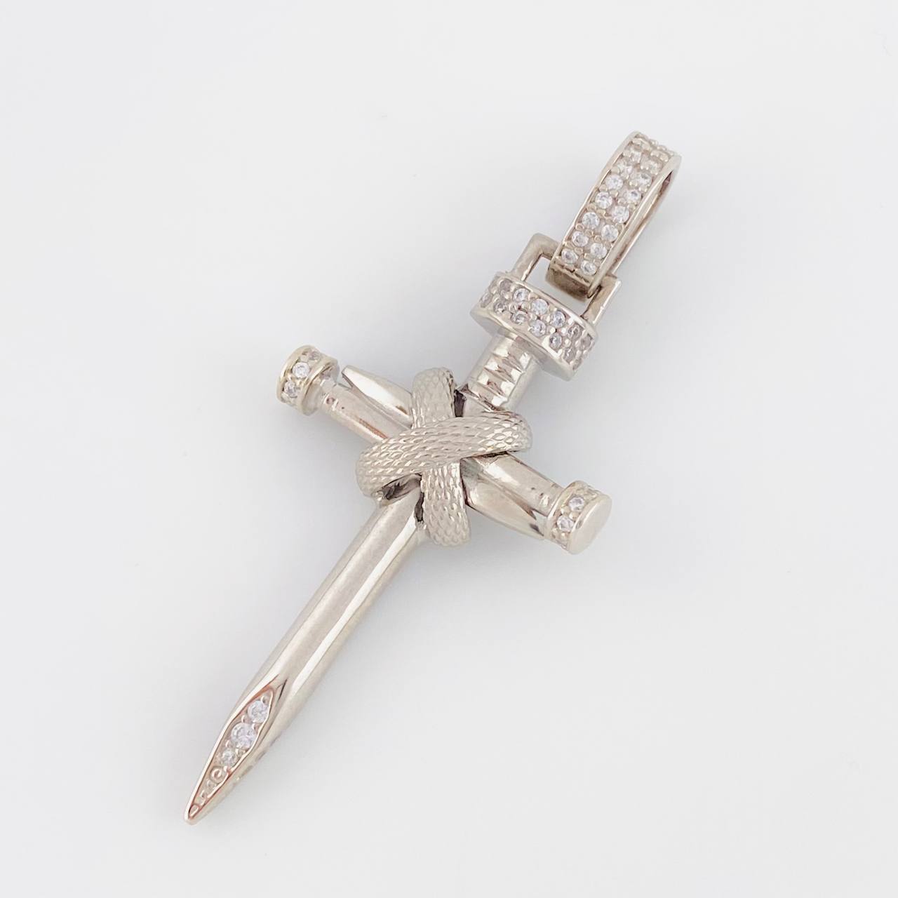 Dije Cruz Clavo 5.4g / 1 3/4 in Oro Blanco 18K
