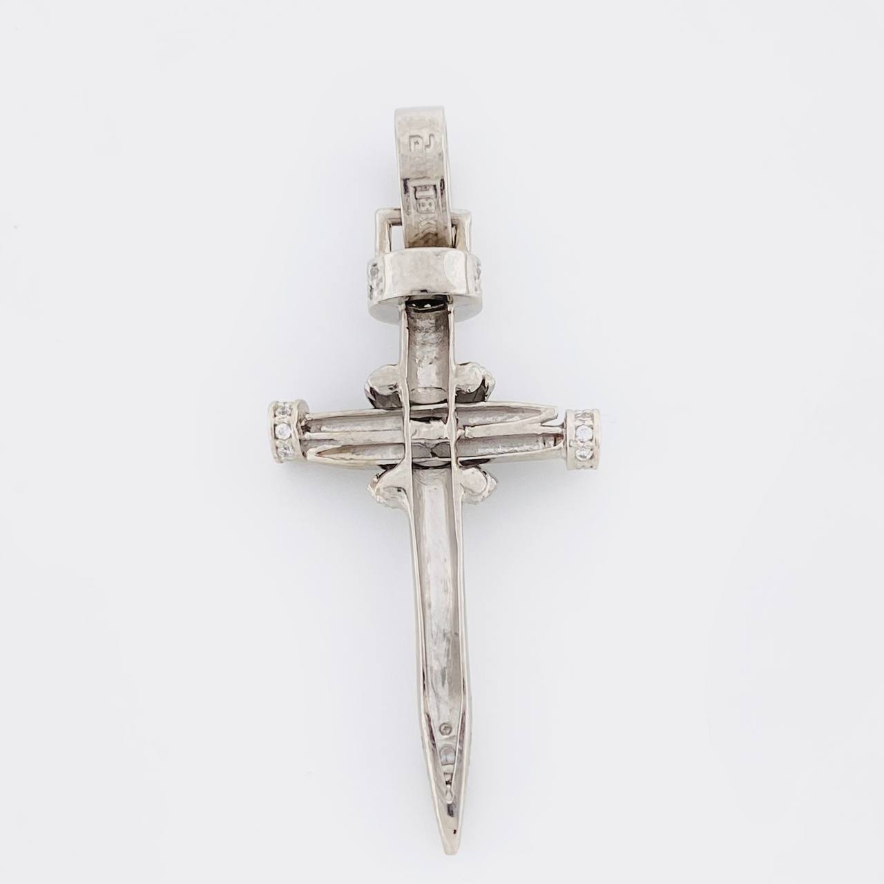 Dije Cruz Clavo 5.4g / 1 3/4 in Oro Blanco 18K